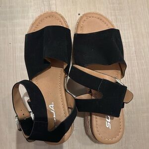 NWT Size 6.5  Faux Suede Ankle Strap Sandals 
Black/ Tan with white base